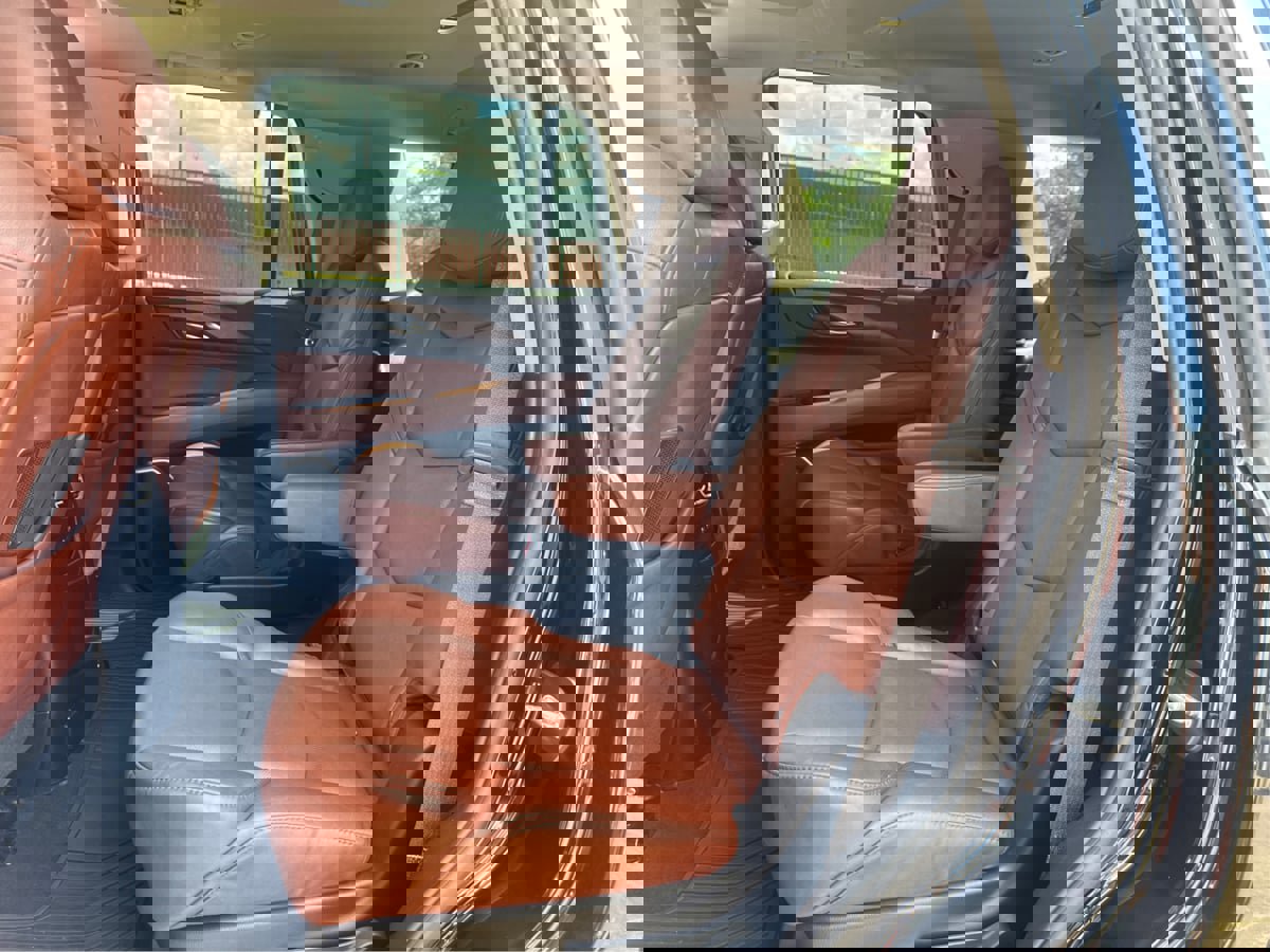 Used 2018 Cadillac Escalade Luxury image 11