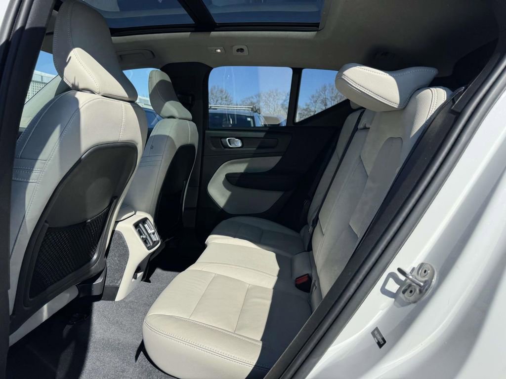 Used 2023 Volvo XC40 B5 Ultimate w/ Climate Package image 9