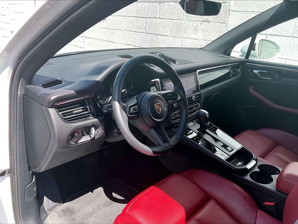Certified 2025 Porsche Macan S AWD/4WD image 4