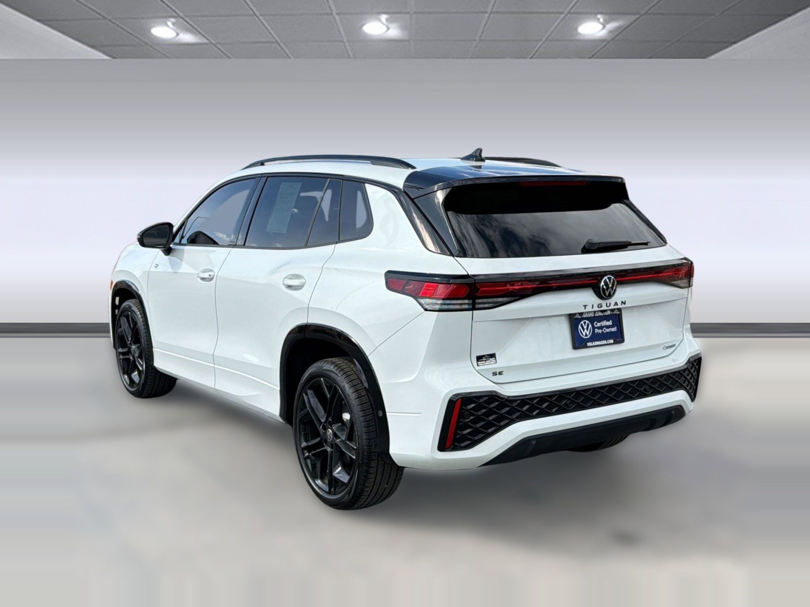 Used 2025 Volkswagen Tiguan SE R-Line image 3