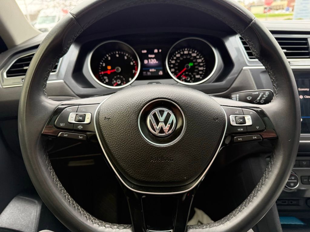 Used 2020 Volkswagen Tiguan SE w/ Panoramic Sunroof Package image 7