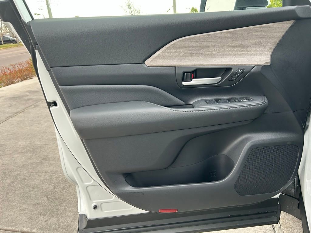 Used 2026 Toyota Grand Highlander Limited AWD/4WD image 10