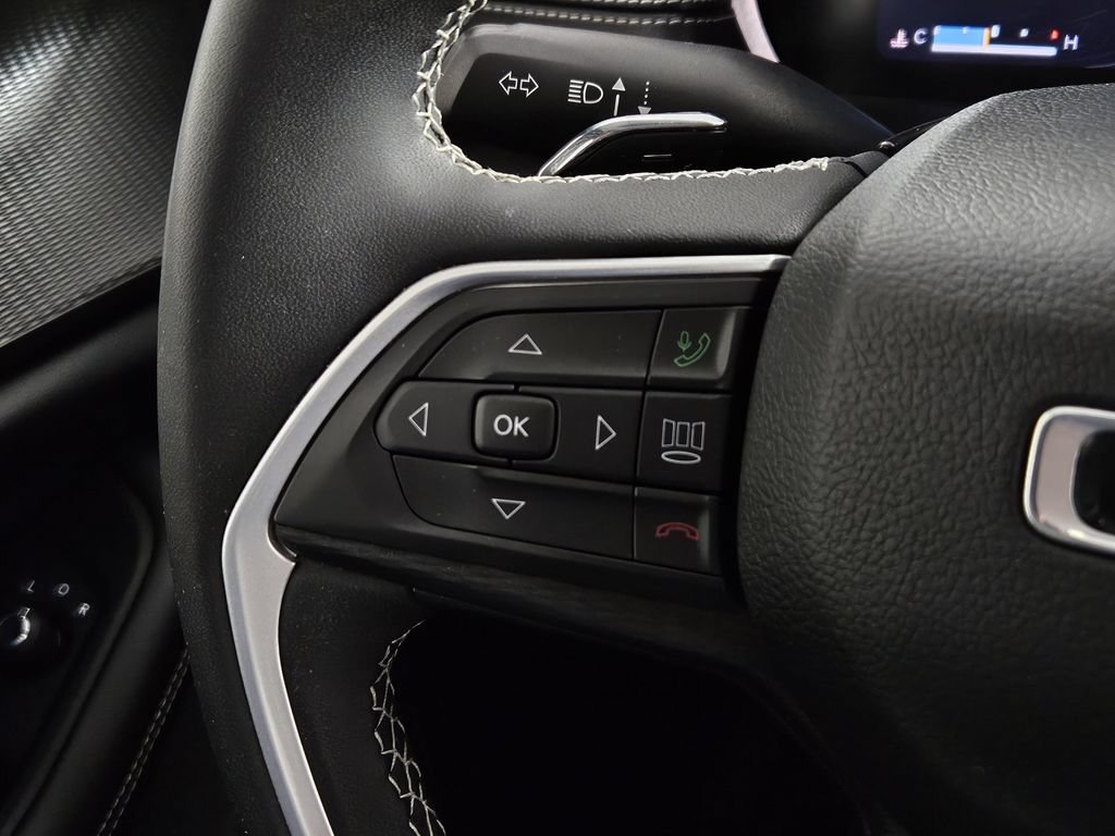 Used 2023 Jeep Grand Cherokee Laredo AWD/4WD image 19