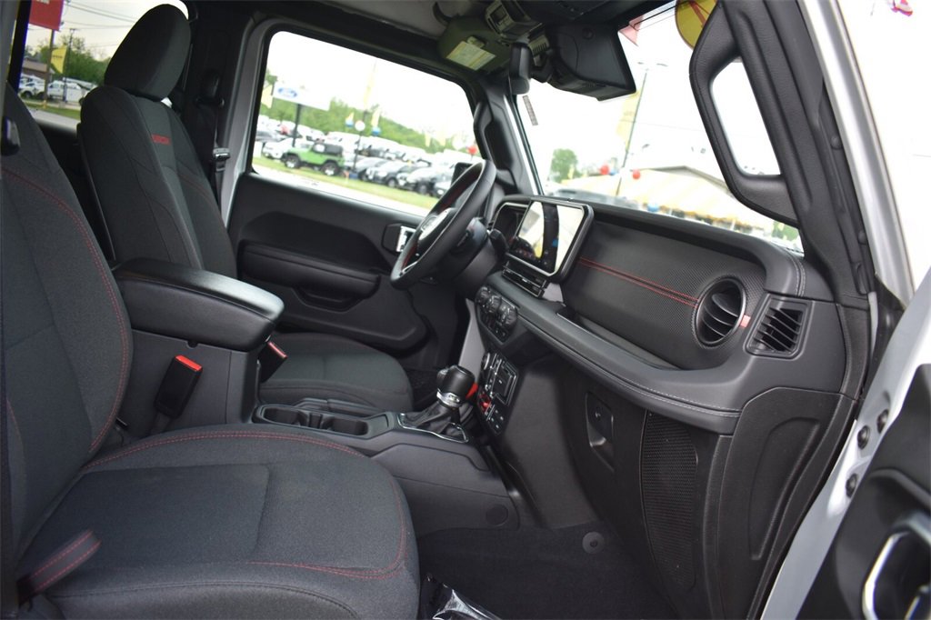 Used 2024 Jeep Wrangler Unlimited Rubicon w/ Technology Group image 17