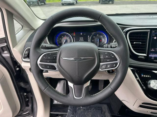 Used 2022 Chrysler Pacifica Touring-L FWD image 12