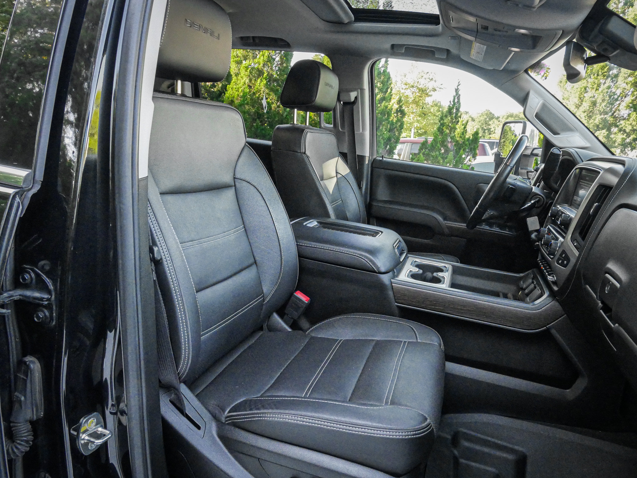 Used 2019 GMC Sierra 2500 Denali w/ Duramax Plus Package AWD/4WD image 33