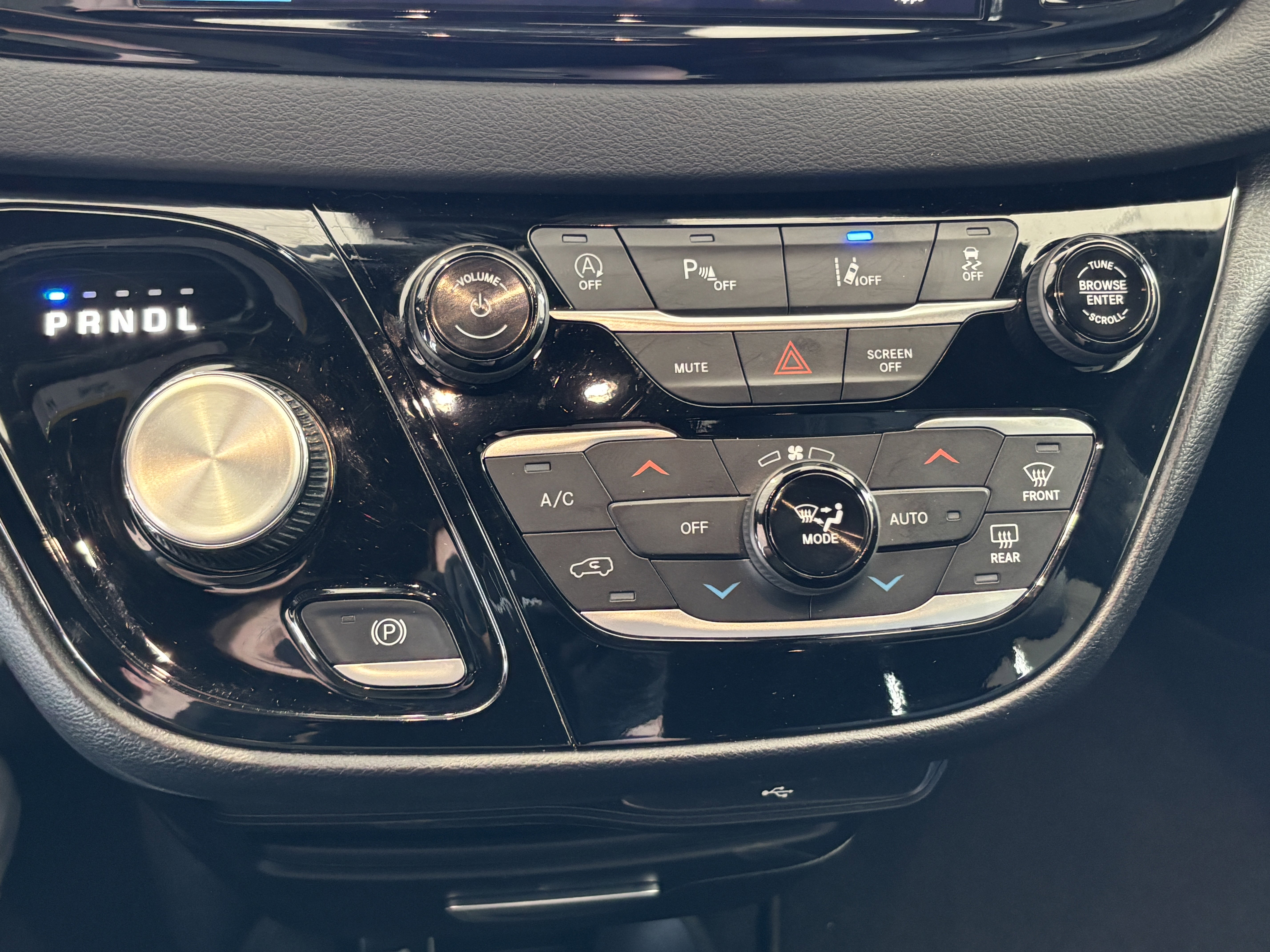 Used 2026 Chrysler Pacifica Select image 14