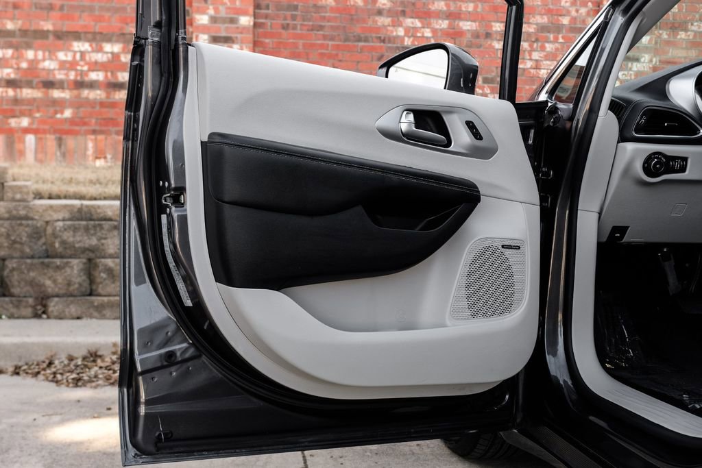 Used 2019 Chrysler Pacifica Limited w/ Advanced Safetytec Group image 48