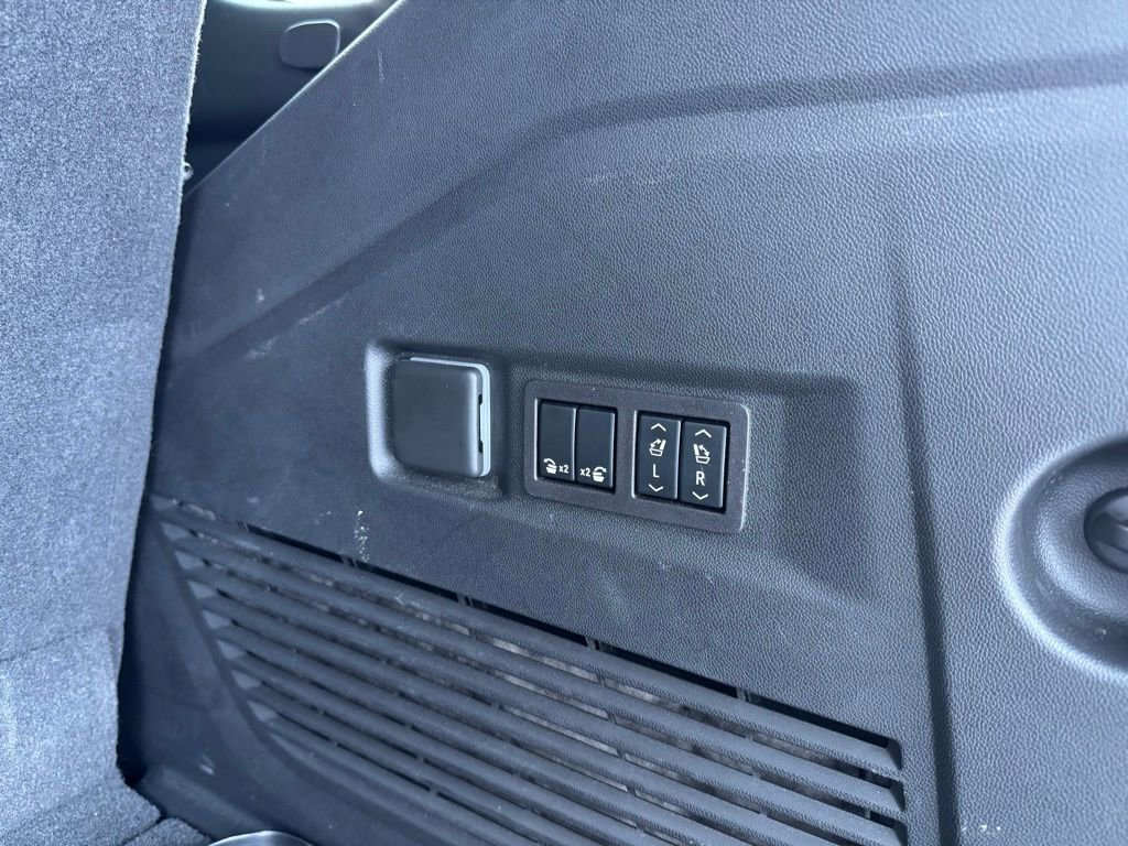 Used 2023 GMC Yukon SLT image 32