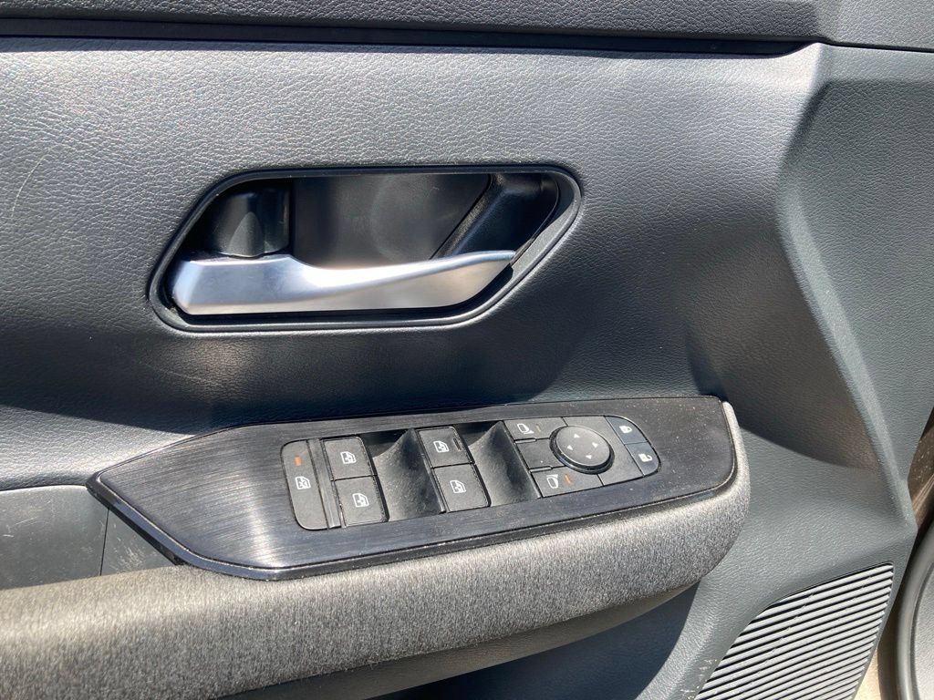 Used 2025 Nissan Kicks SV AWD/4WD image 13