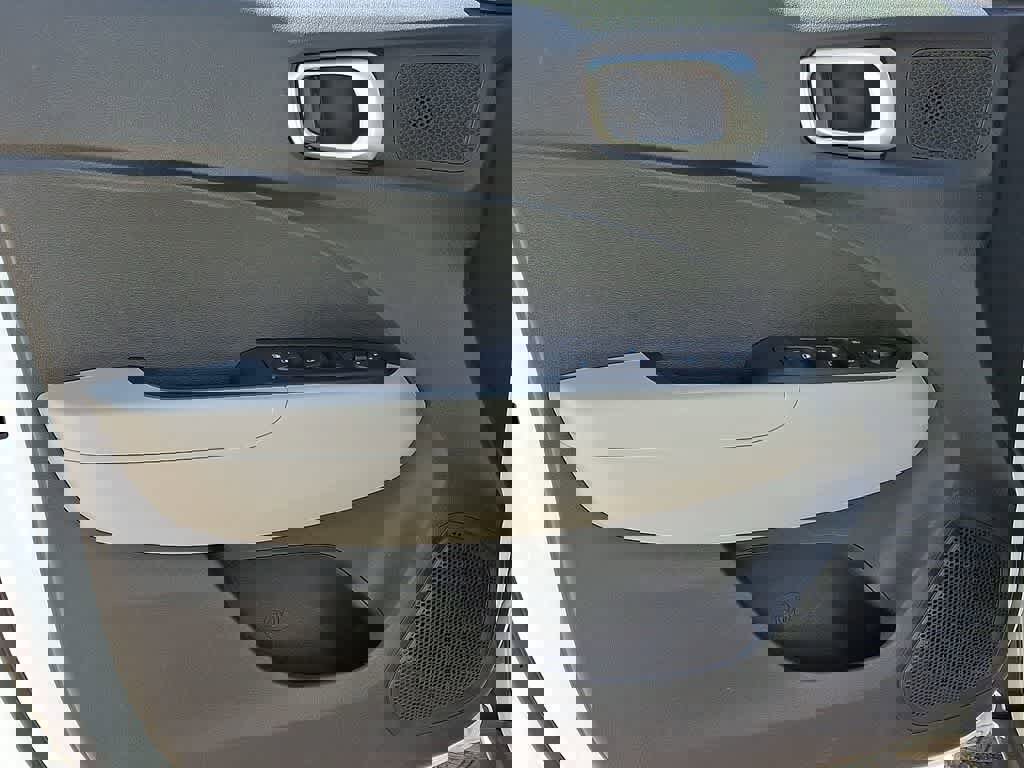 Used 2025 Hyundai Venue SEL image 11