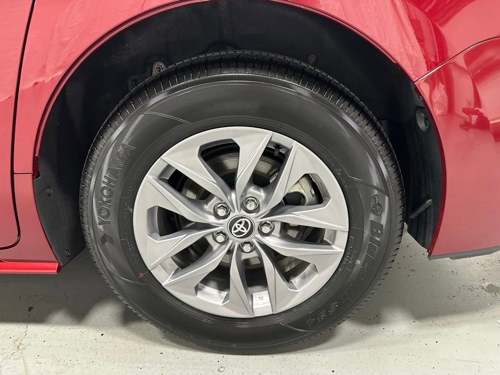 Used 2025 Toyota Sienna LE image 66