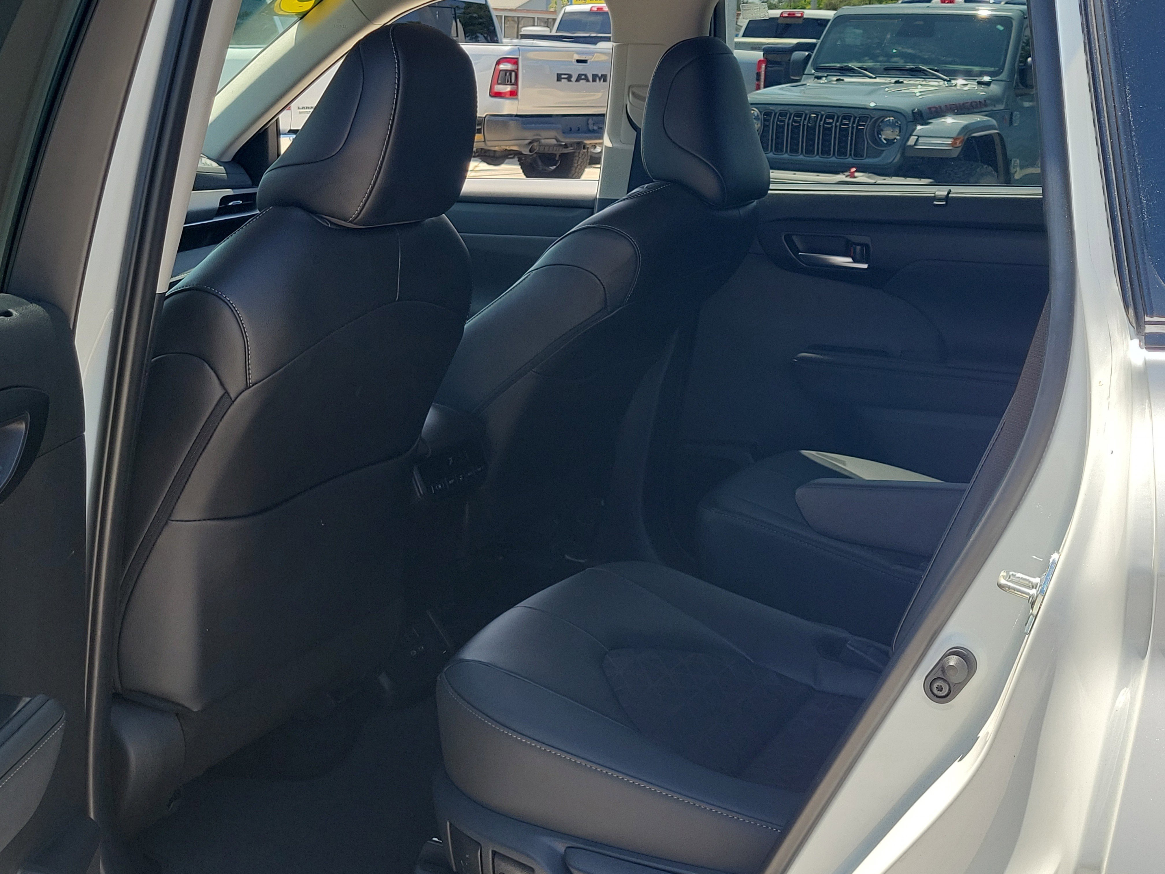 Used 2025 Toyota Highlander XLE AWD/4WD image 14