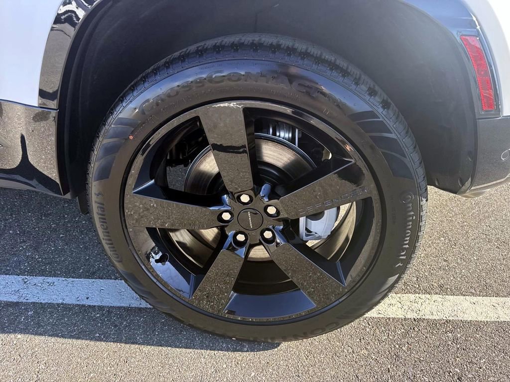 New 2026 Land Rover Defender 110 X-Dynamic SE image 3