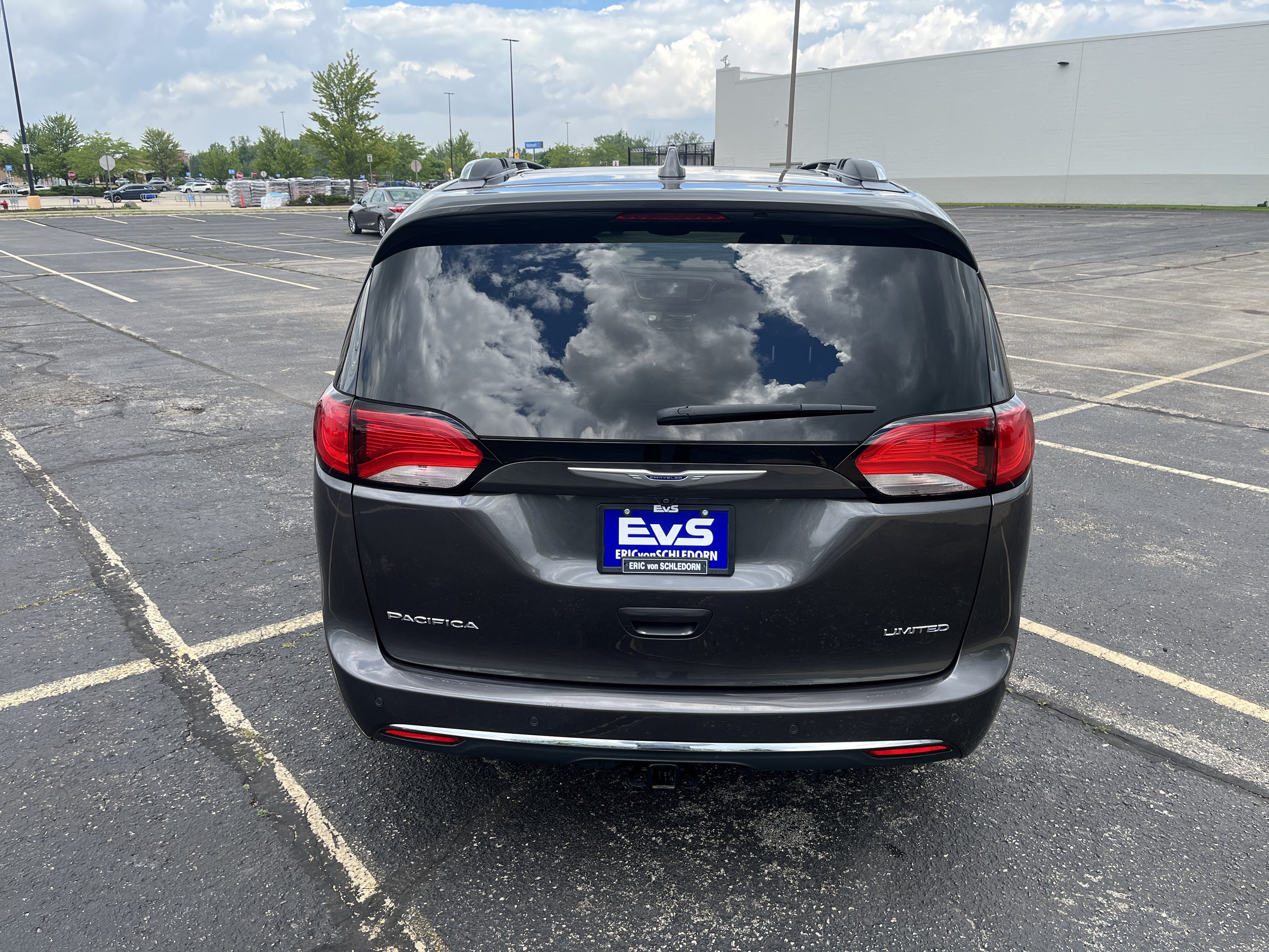 Used 2019 Chrysler Pacifica Limited w/ Tire & Wheel Group FWD image 5