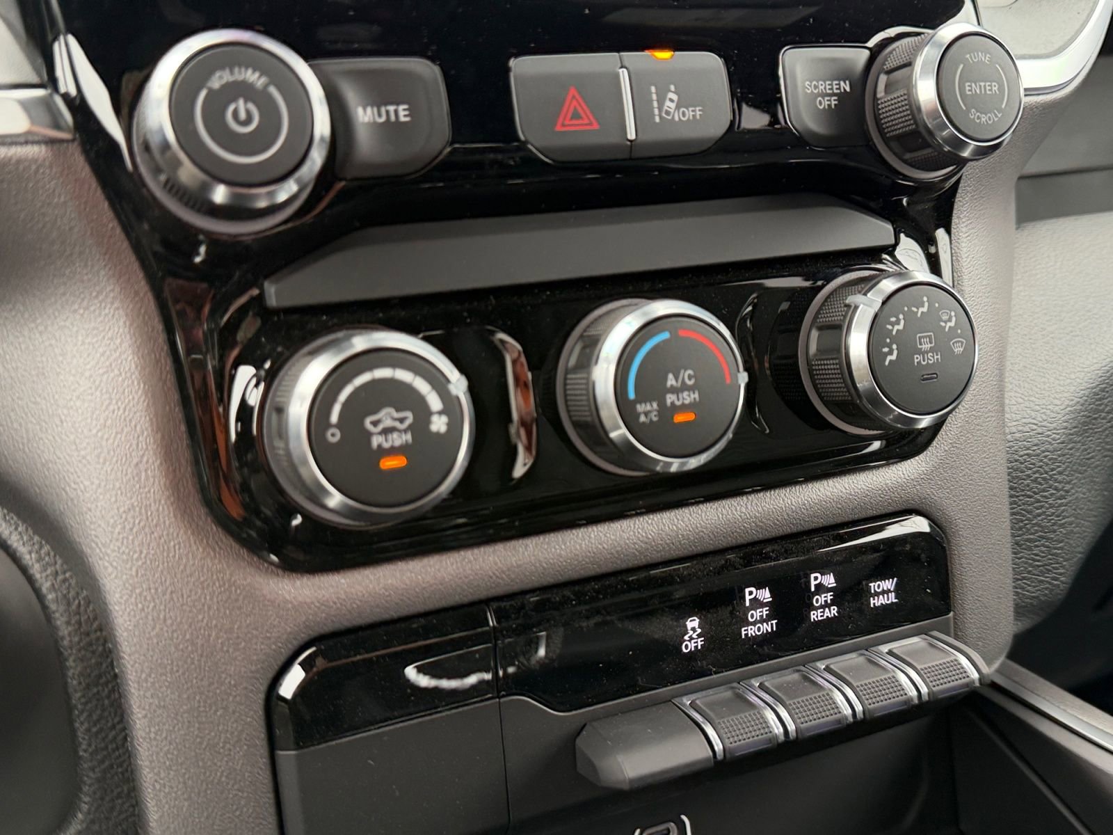 New 2026 RAM 1500 Express AWD/4WD image 24