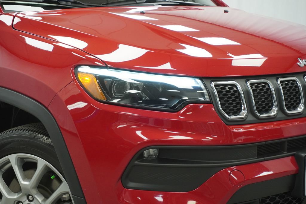 Used 2023 Jeep Compass Latitude w/ Sun and Sound Group AWD/4WD image 5