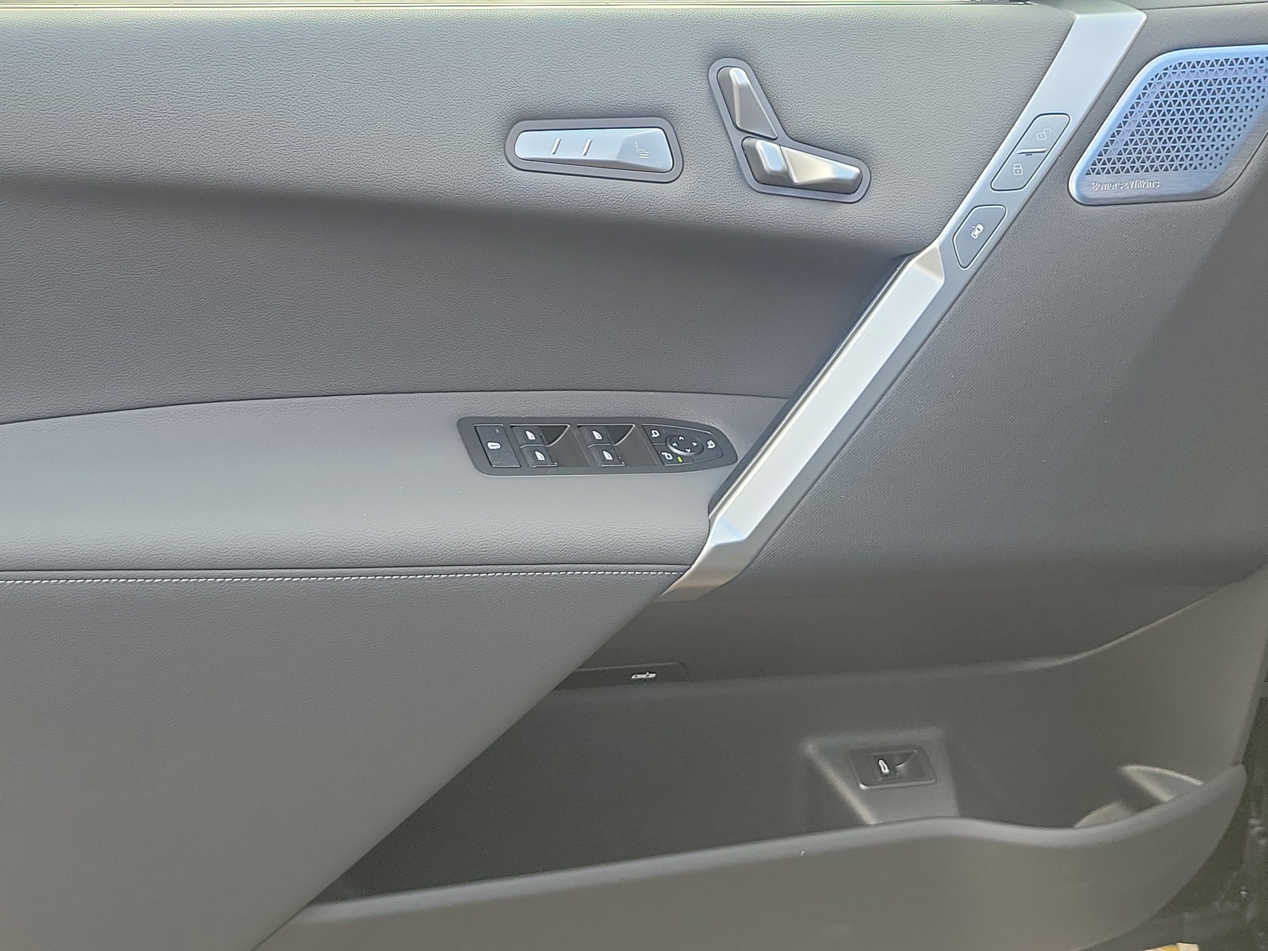 New 2026 BMW iX xDrive60 image 18