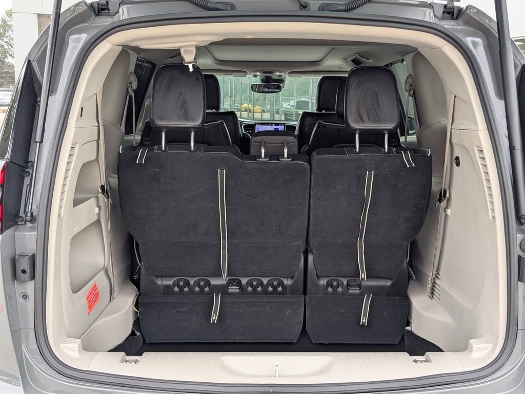 Used 2023 Chrysler Pacifica Limited image 31