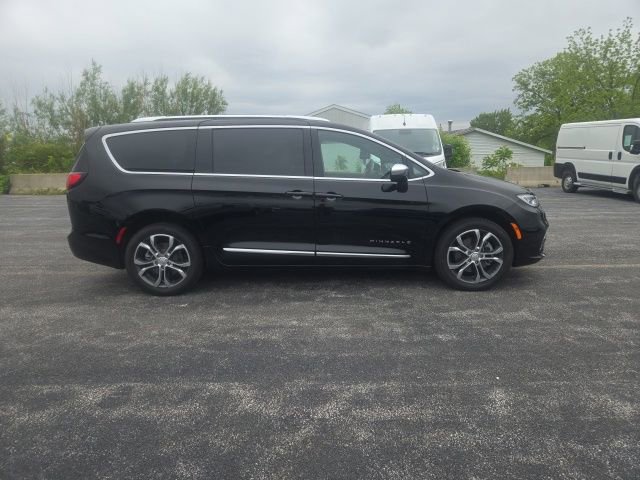 Used 2026 Chrysler Pacifica Pinnacle w/ Trailer Tow Group AWD/4WD image 7