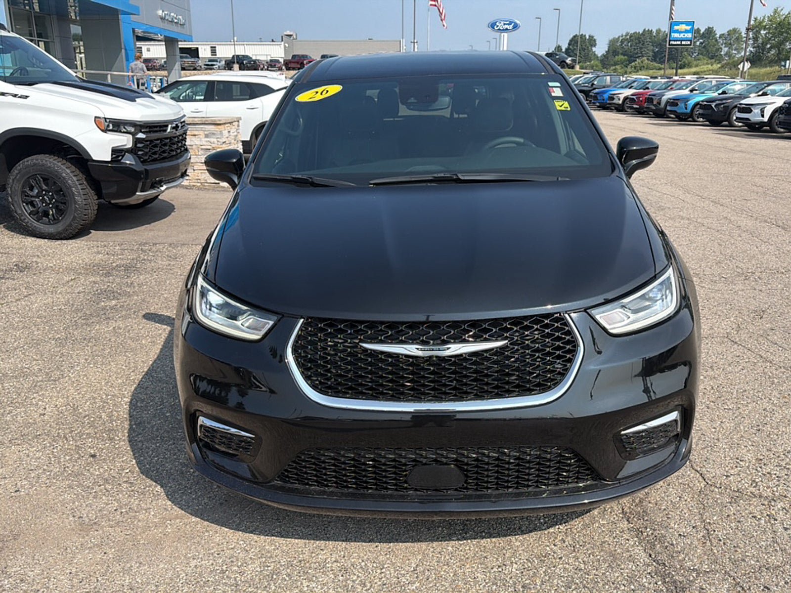 Used 2026 Chrysler Pacifica Select FWD image 2