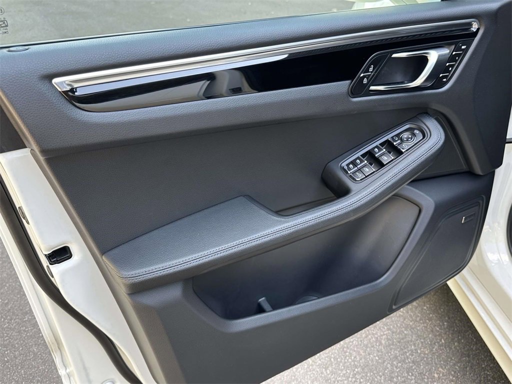 Used 2025 Porsche Macan image 16