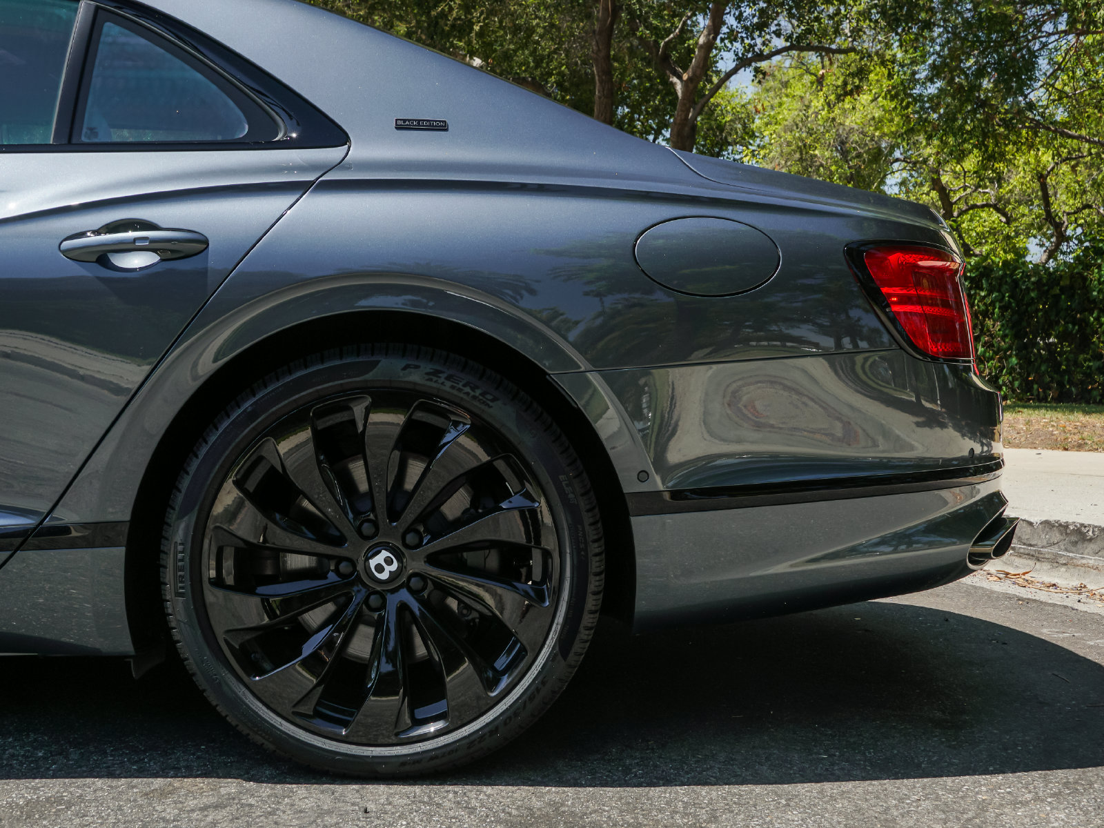 New 2025 Bentley Flying Spur Plug-In Hybrid AWD/4WD image 4
