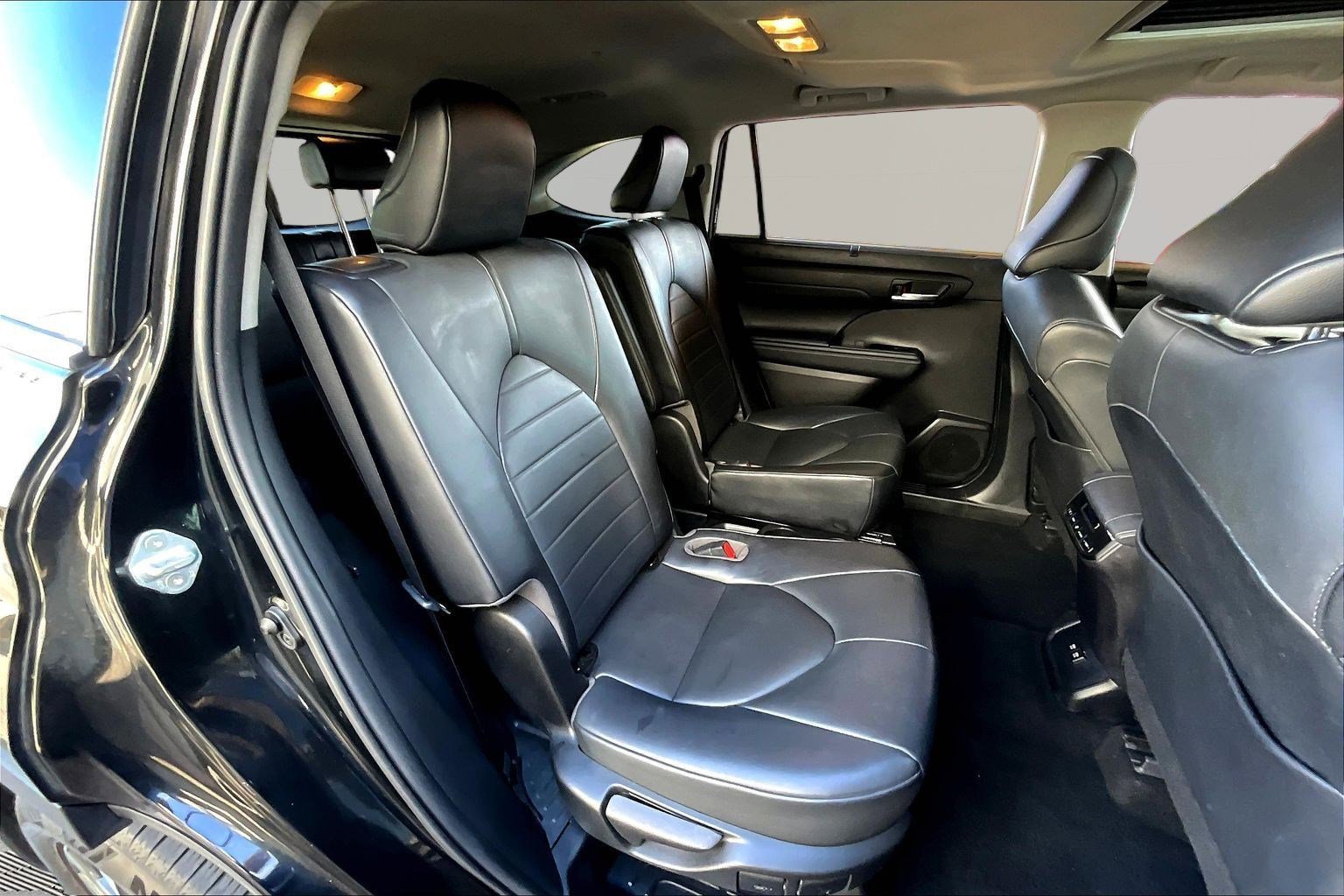 Used 2021 Toyota Highlander XLE image 25