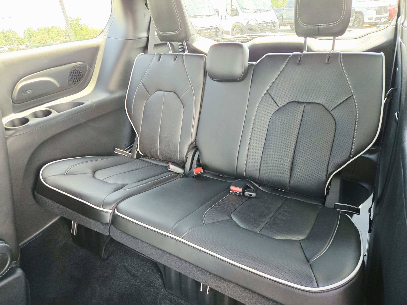 New 2027 Chrysler Pacifica Limited FWD image 15