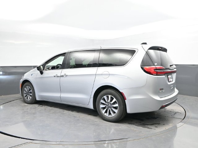 Used 2024 Chrysler Pacifica Limited FWD image 9