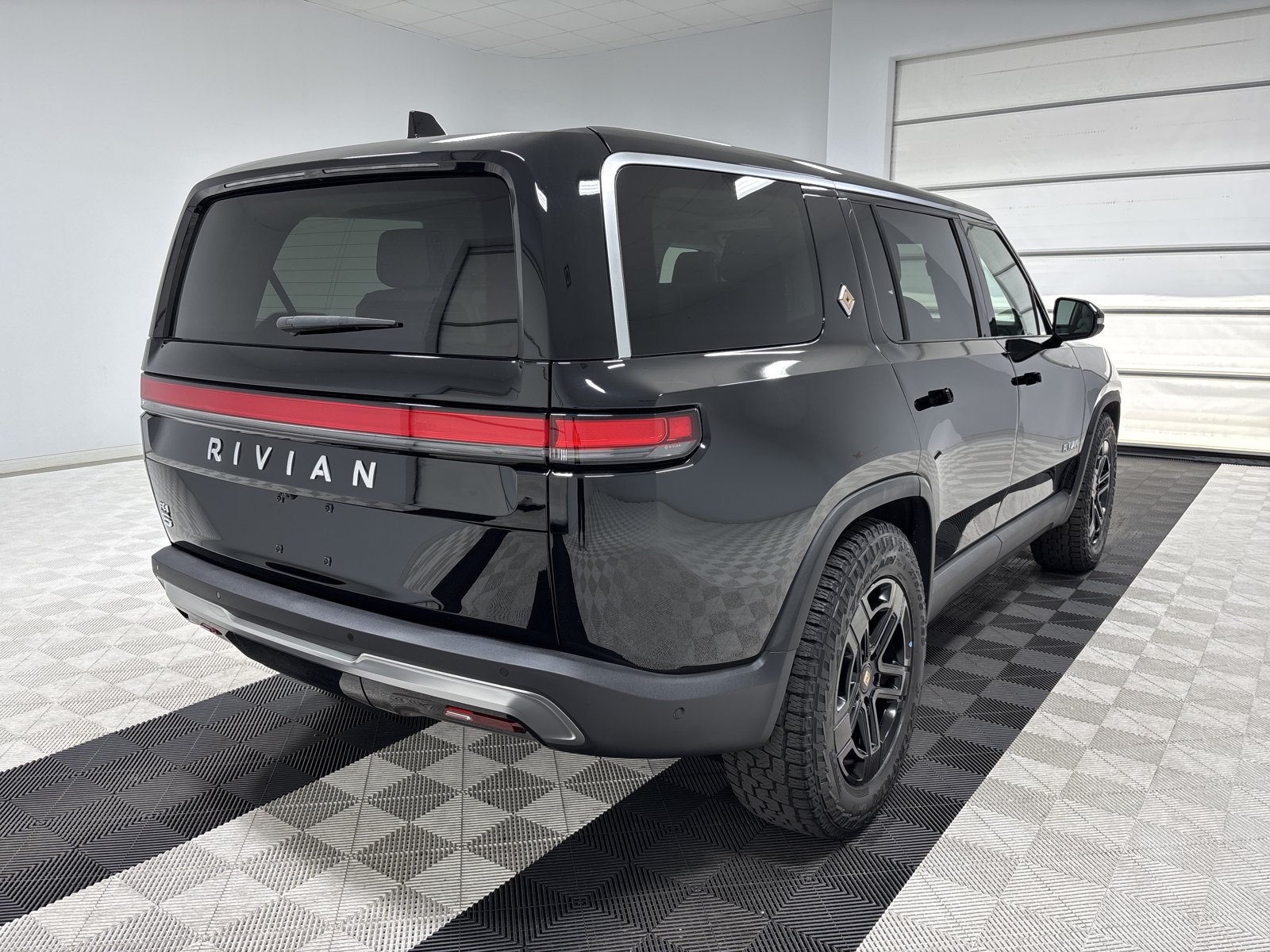 Used 2024 Rivian R1S Adventure AWD/4WD image 5