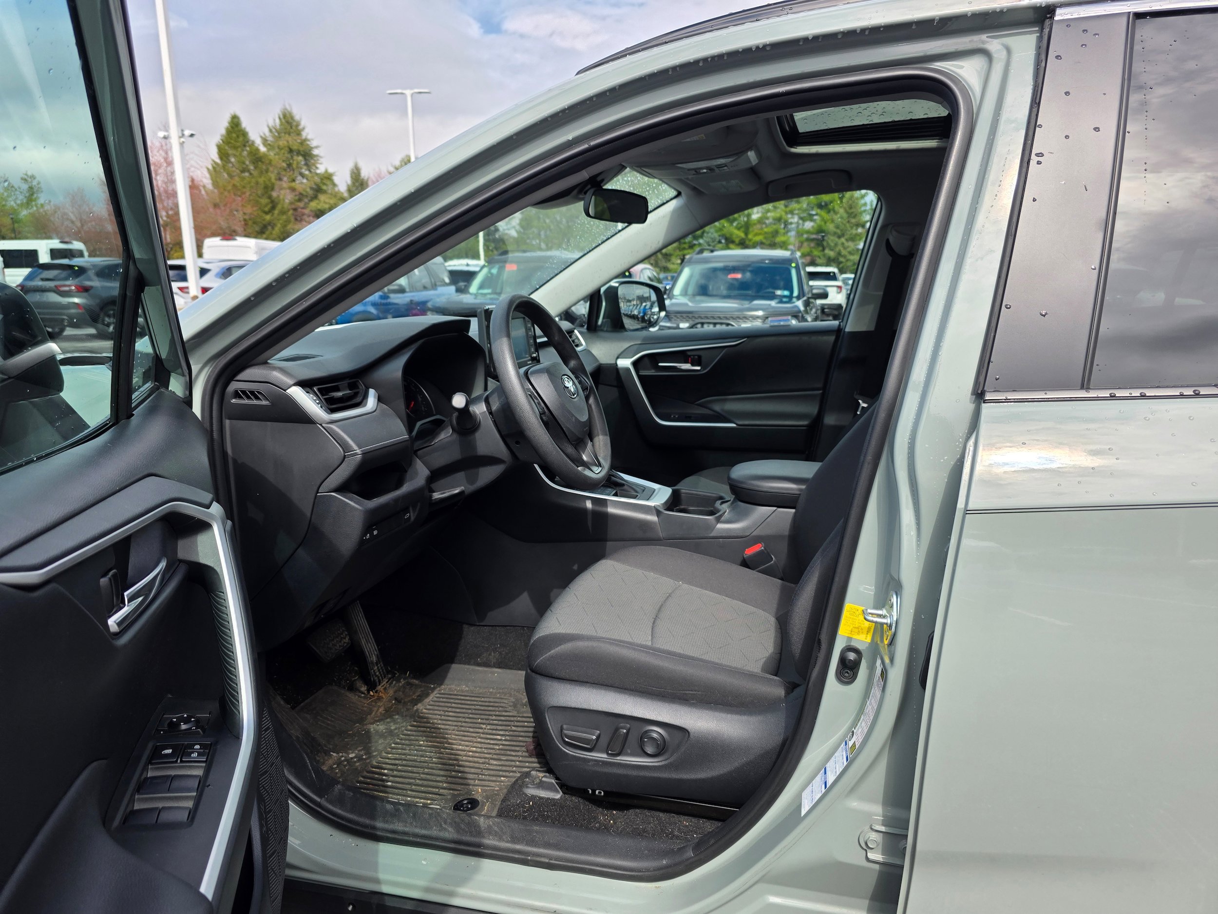 Used 2020 Toyota RAV4 XLE w/ Convenience Package image 18