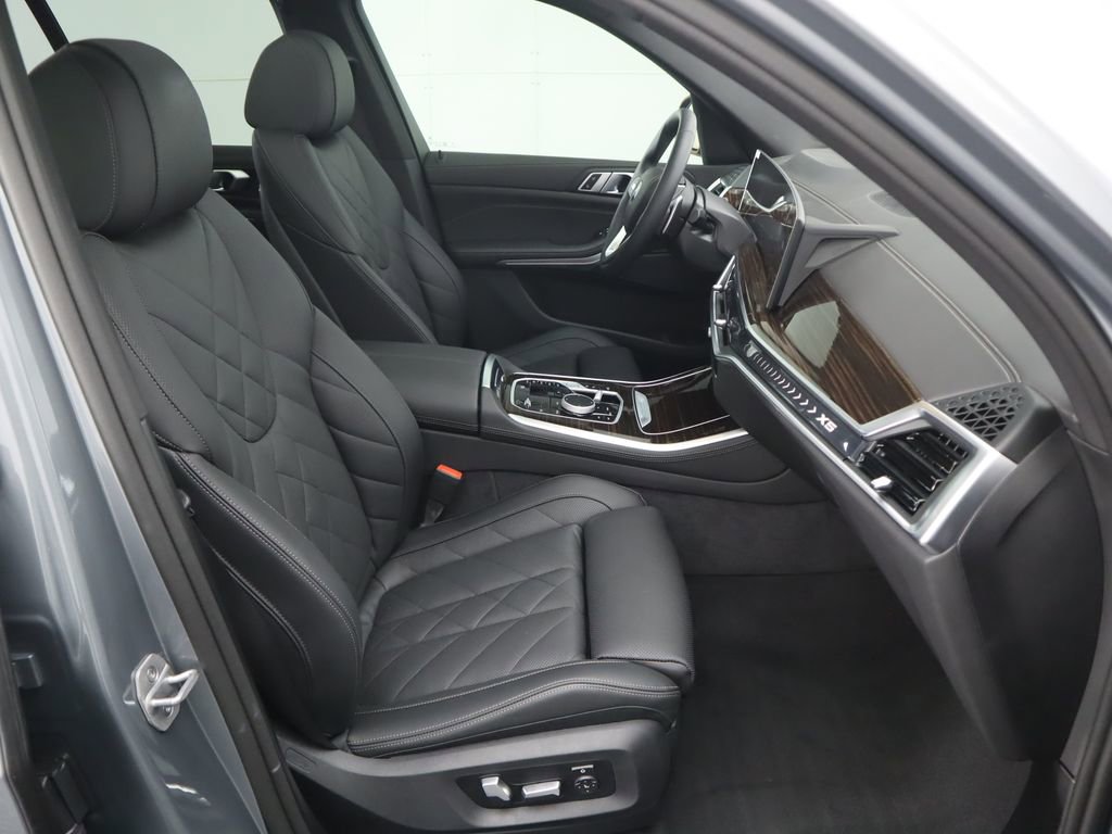 Used 2025 BMW X5 xDrive50e w/ Parking Assistance Package AWD/4WD image 21
