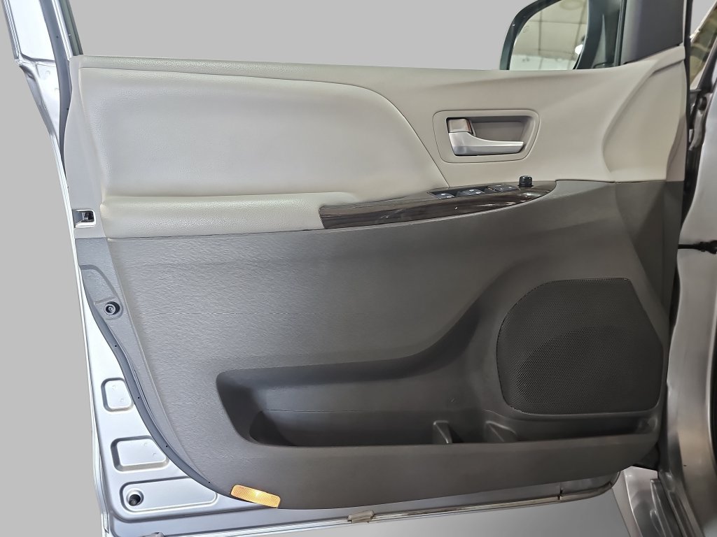 Used 2018 Toyota Sienna XLE Premium AWD/4WD image 33