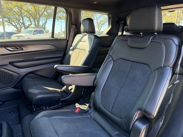 Used 2025 Jeep Grand Cherokee L Laredo image 16