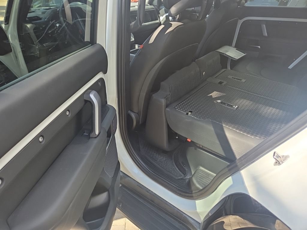 Used 2024 Land Rover Defender 110 X-Dynamic SE image 35