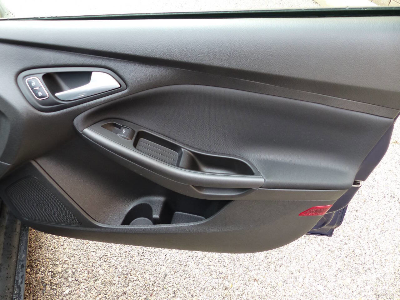 Used 2017 Ford Focus SEL image 29
