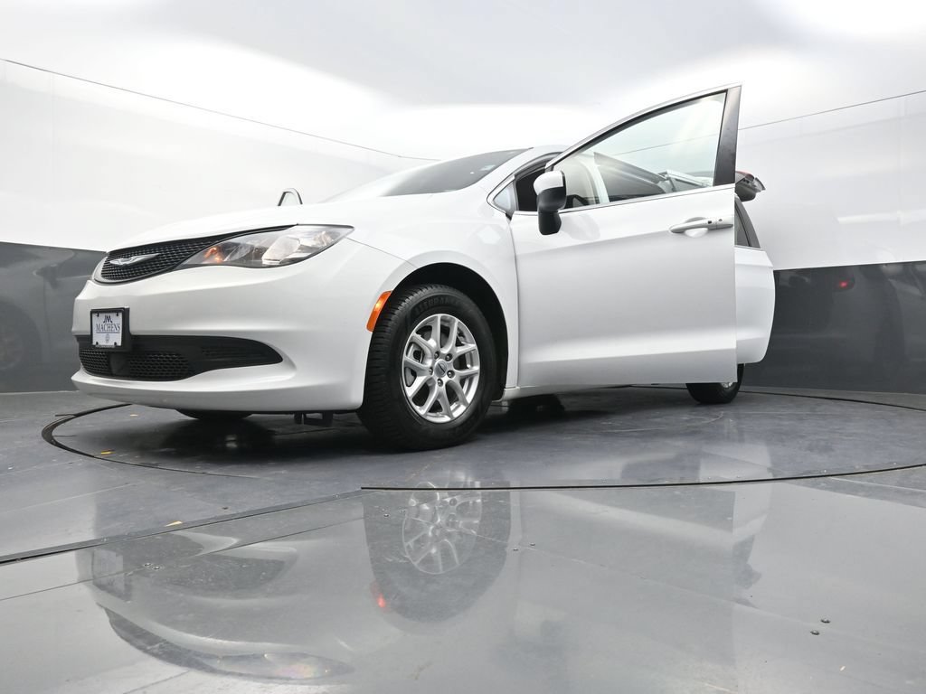Used 2022 Chrysler Voyager LX FWD image 33