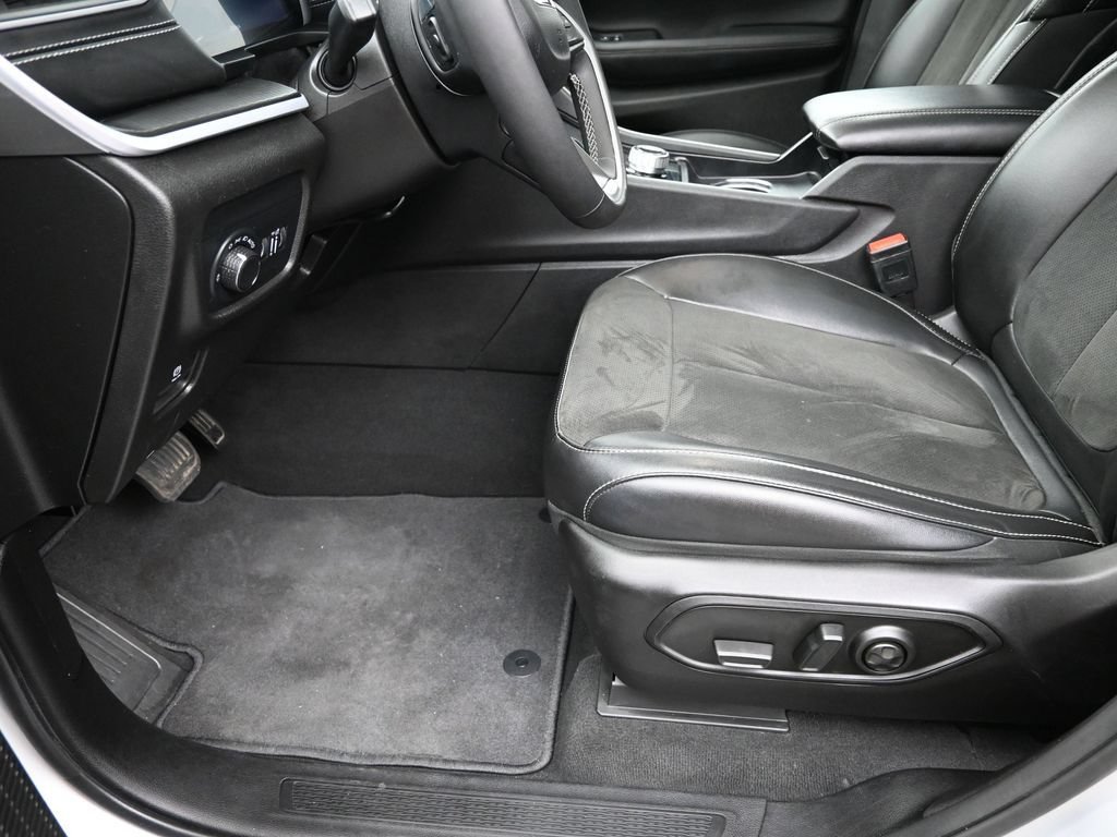 Used 2024 Jeep Grand Cherokee Altitude AWD/4WD image 10