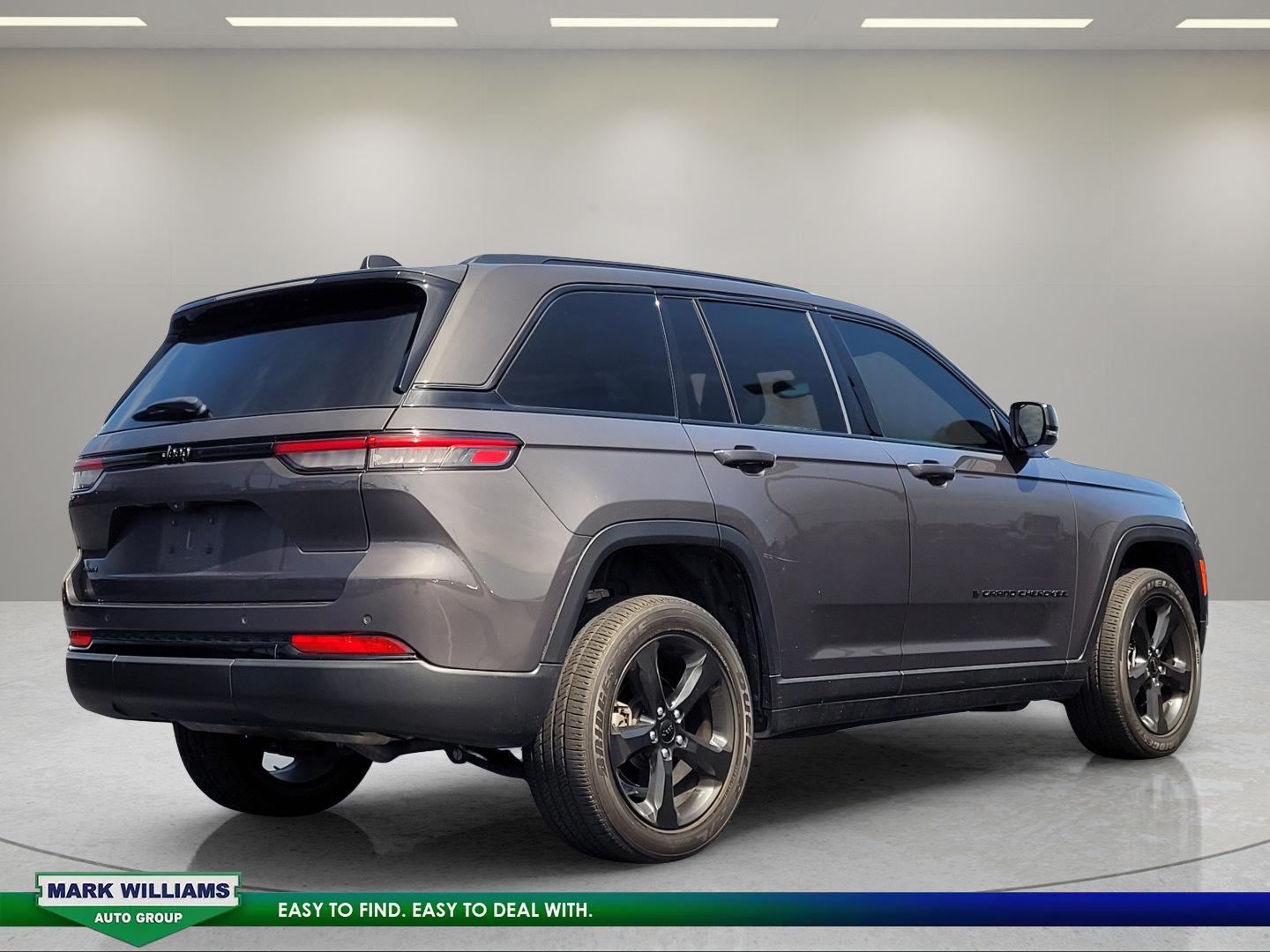 Used 2023 Jeep Grand Cherokee Altitude AWD/4WD image 4