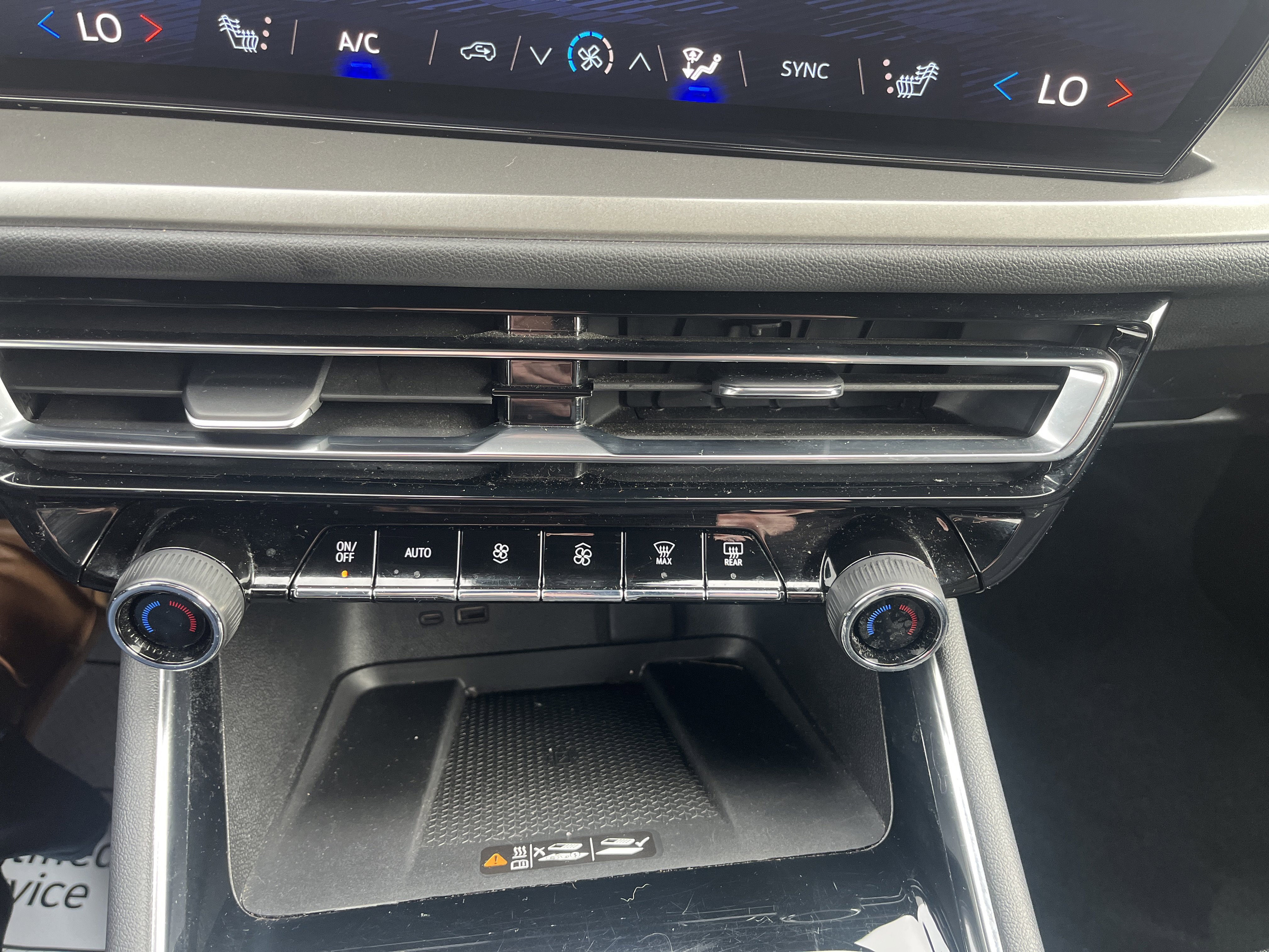 Used 2024 Chevrolet Traverse LT FWD image 29