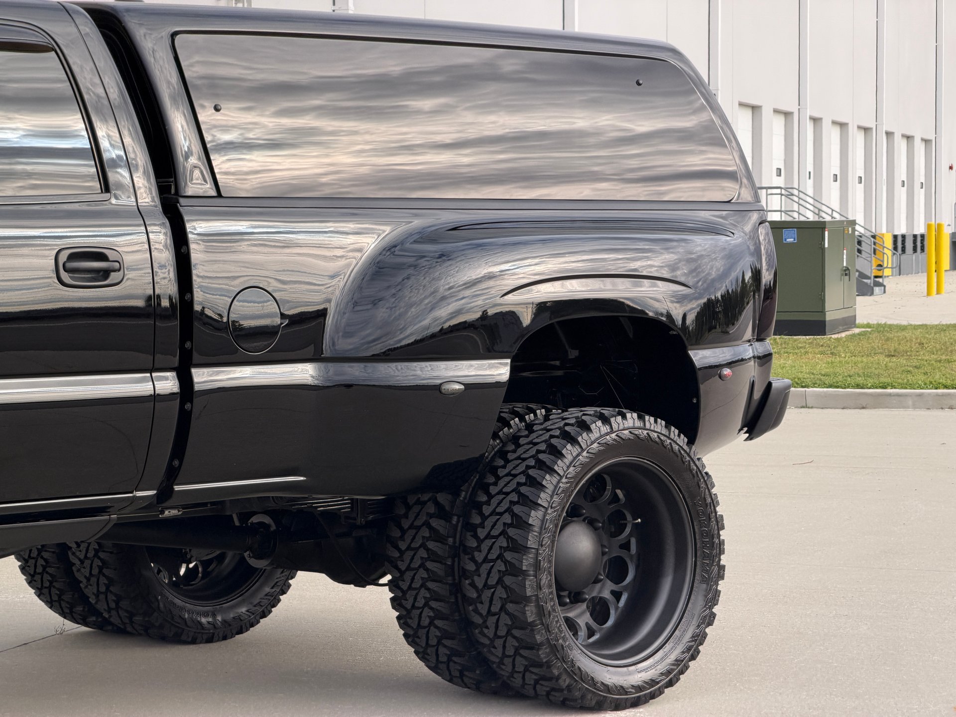 Used 2007 GMC Sierra 3500 SLT w/ Heavy-Duty Power Package AWD/4WD image 4