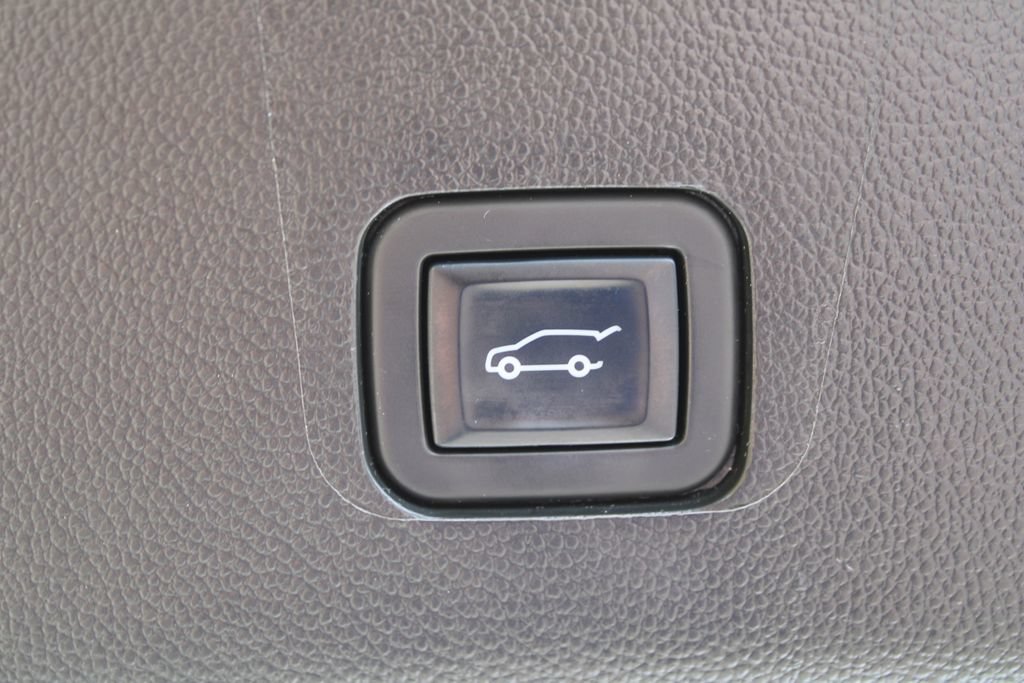 Used 2023 Chevrolet Traverse Premier FWD image 11