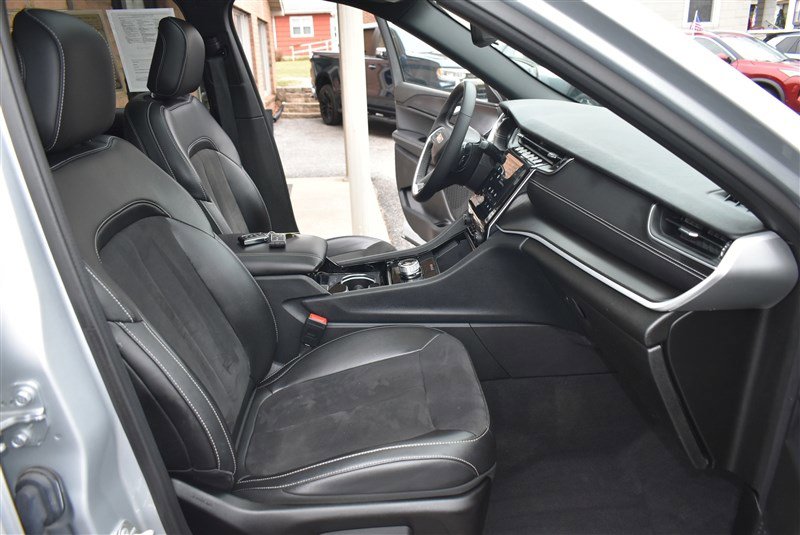 Used 2023 Jeep Grand Cherokee L Laredo AWD/4WD image 34