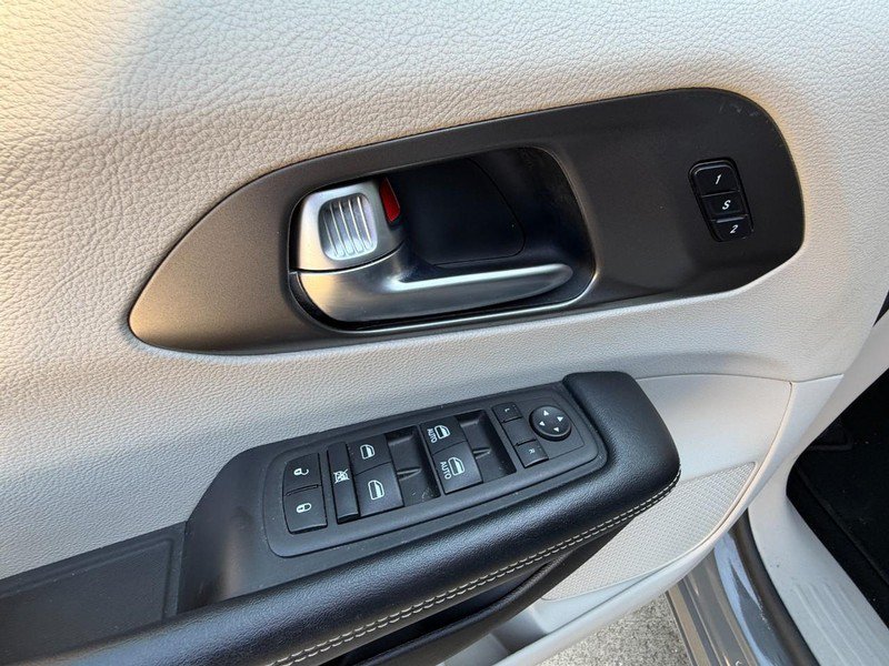 Used 2023 Chrysler Pacifica Touring-L FWD image 25