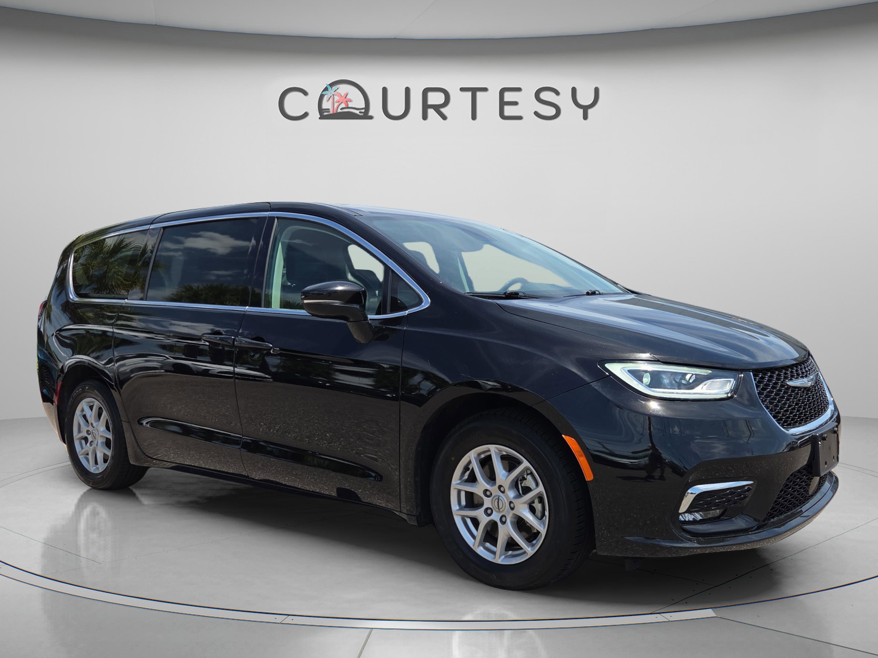 Used 2024 Chrysler Pacifica Touring-L FWD image 7