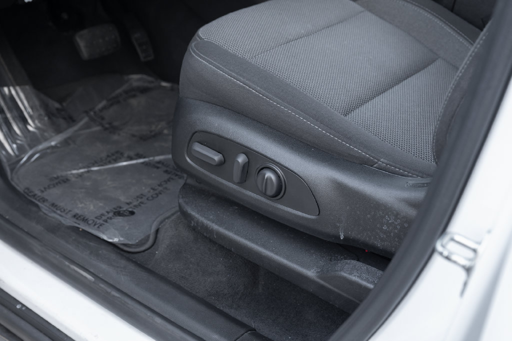 Used 2023 Chevrolet Traverse LT FWD image 17