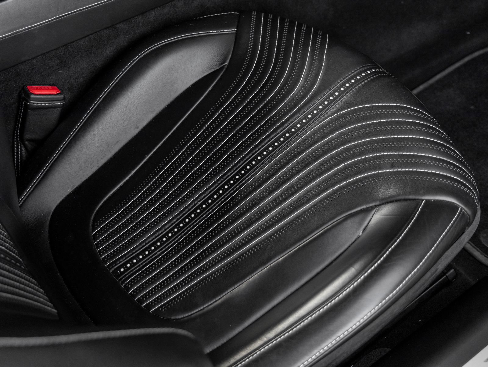 Used 2019 Aston Martin DB11 Volante RWD image 32