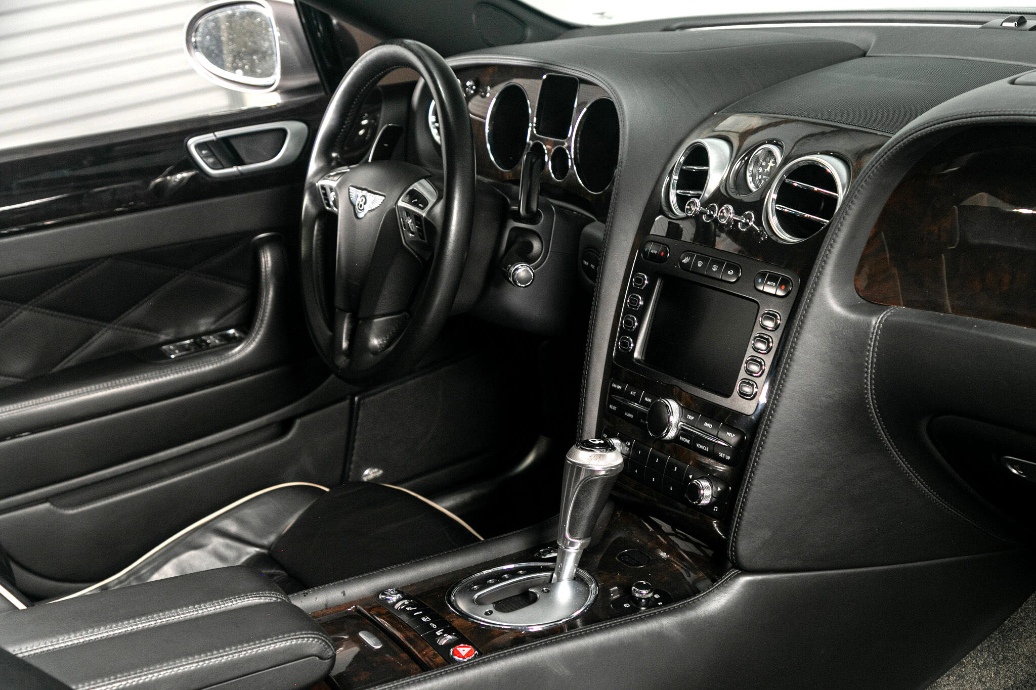 Used 2009 Bentley Flying Spur Flying Spur Speed w/ Convenience Specification Pkg image 35