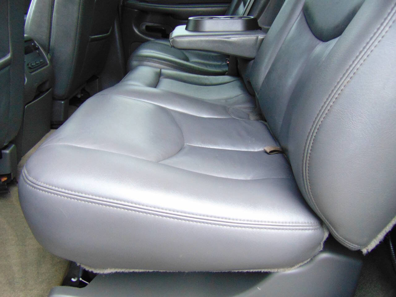 Used 2004 Chevrolet Silverado 2500 LT w/ Heavy-Duty Power Package image 11